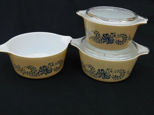 3 Pyrex Homestead Casseroles -Two 1.5 Qts 474-B w/1 LID & 1 Qt 473-B w/Lid