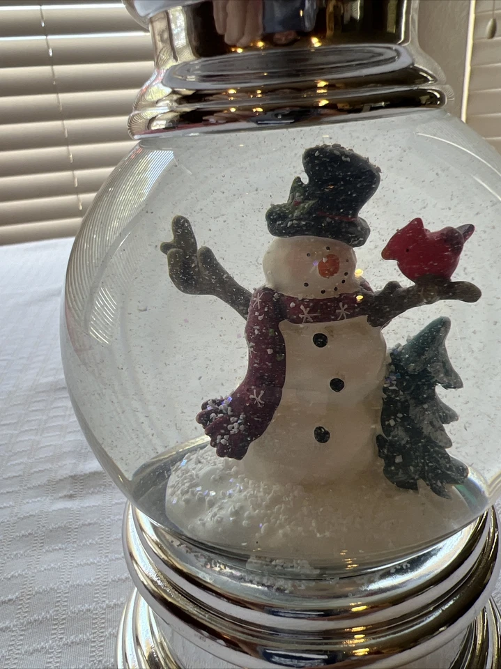 Candelabro con pedestal plateado/globo de nieve con luces Foto 4 de 4