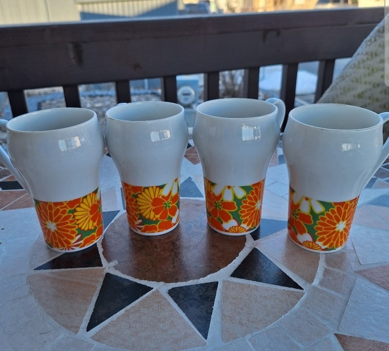 Vintage Daisy Coffee Mugs Yellow & Orange Green 1970's Flower Set of 4