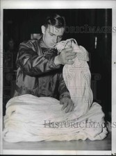 1941 Press Photo Soldiers of Parachute Battalion folded panel of his chute.