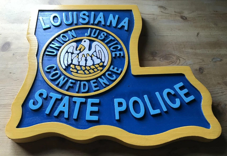 Letrero de parche de madera de placa tallada enrutada en 3D de la policía del estado de Louisiana Foto 3 de 3