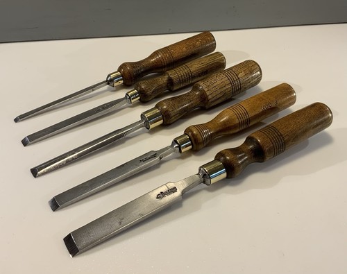 5 VINTAGE WOOD CHISELS : E.A.BELL & SON  / SWEARBY / HALE BROS  ETC