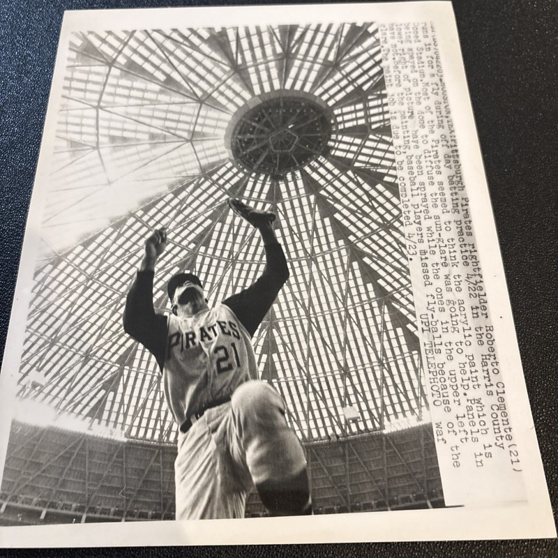 1960’s BASEBALL~ROBERTO CLEMENTE (HOF) RUNS FOR FLY IN DOMED HARRIS~UPI GLOSSY