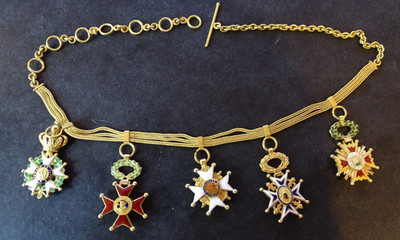 Goldene Galakette mit fünf Miniaturen. Bruttogewicht: 16 gr