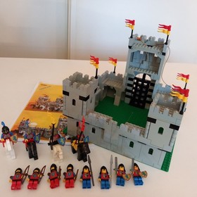 LEGO 6080 ROYAL KING CASTLE KNIGHT MEDIEVAL KNIGHT MINIFIG lot