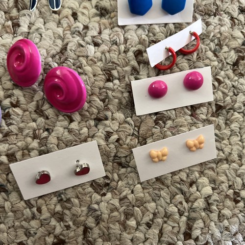 Vintage 80s & 90s Mixed Retro Earring Lot Enamel Lucite, Hoops, Dangle 26 Pairs - Picture 5 of 8