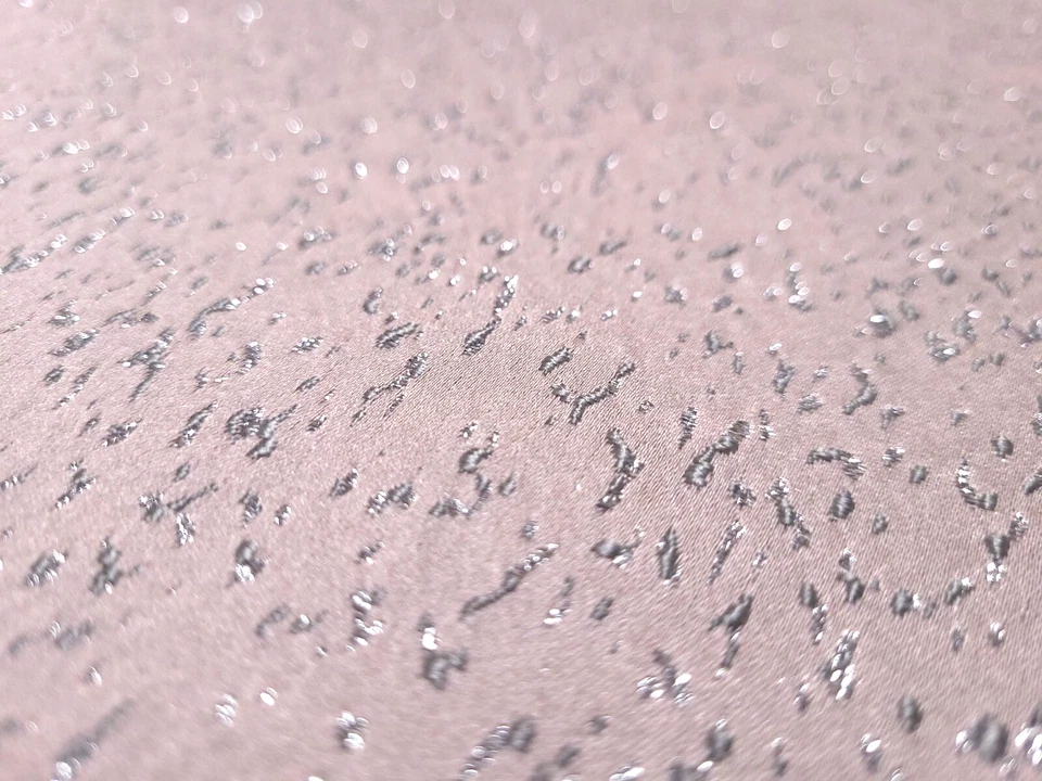 Tela para cortinas de diseñador tejida moteada rosa plata Covington FOLLY BELLA Foto 3 de 4