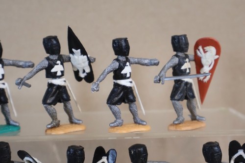 TIMPO SWOPPETS 12 x BLACK MEDIEVAL KNIGHT SOLDIER ATTACKING om - Picture 5 of 13