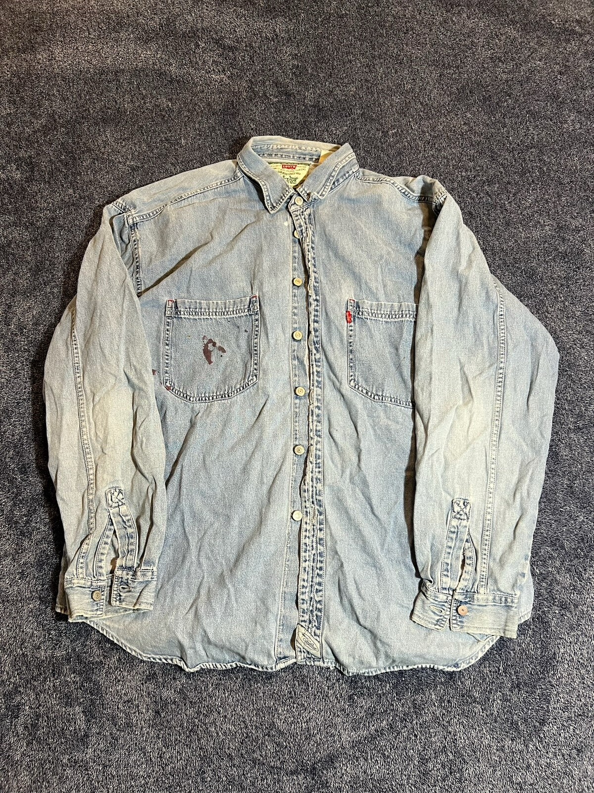 90s Levi’s Button Up ( Missing Button Cover On Sleeve)