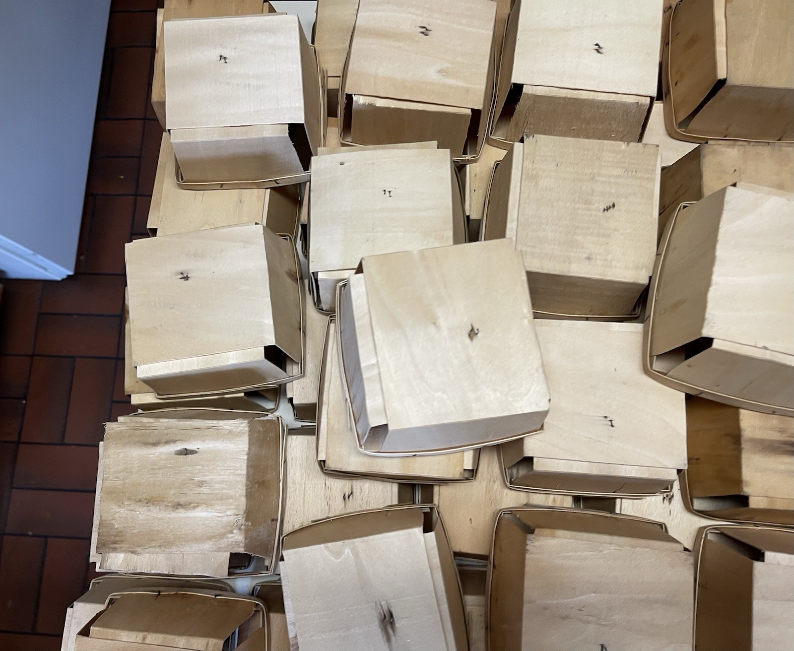 VINTAGE STRAWBERRY  WOODEN QUART BASKETS - Lot of 60