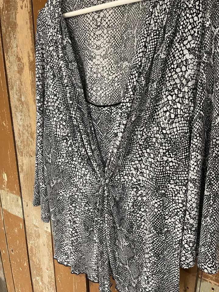 Blusa túnica Top Joanna Hope acanalada cuello en V manga 3/4 negra mezcla serpiente 22 Foto 4 de 4