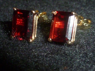 10K MASSIVE GELBGOLD SMARAGDSCHLIFF GRANAT OHRSTECKER