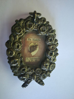 Pendentif en métal médaillon ancien reliquaire SAINT LEONARD DE PORT MAURICE