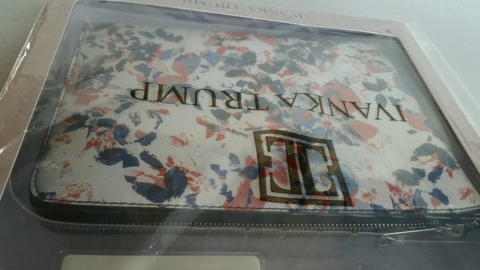 NUEVO CON ETIQUETAS Ivanka Trump RIO CUERO FLORAL Tablet Cubierta/Cartera de mano con juego de cargador NUEVO Foto 2 de 3