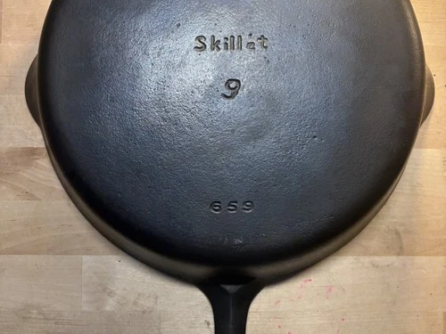 Griswold Cast Iron #9 “Good Health” Skillet. 659