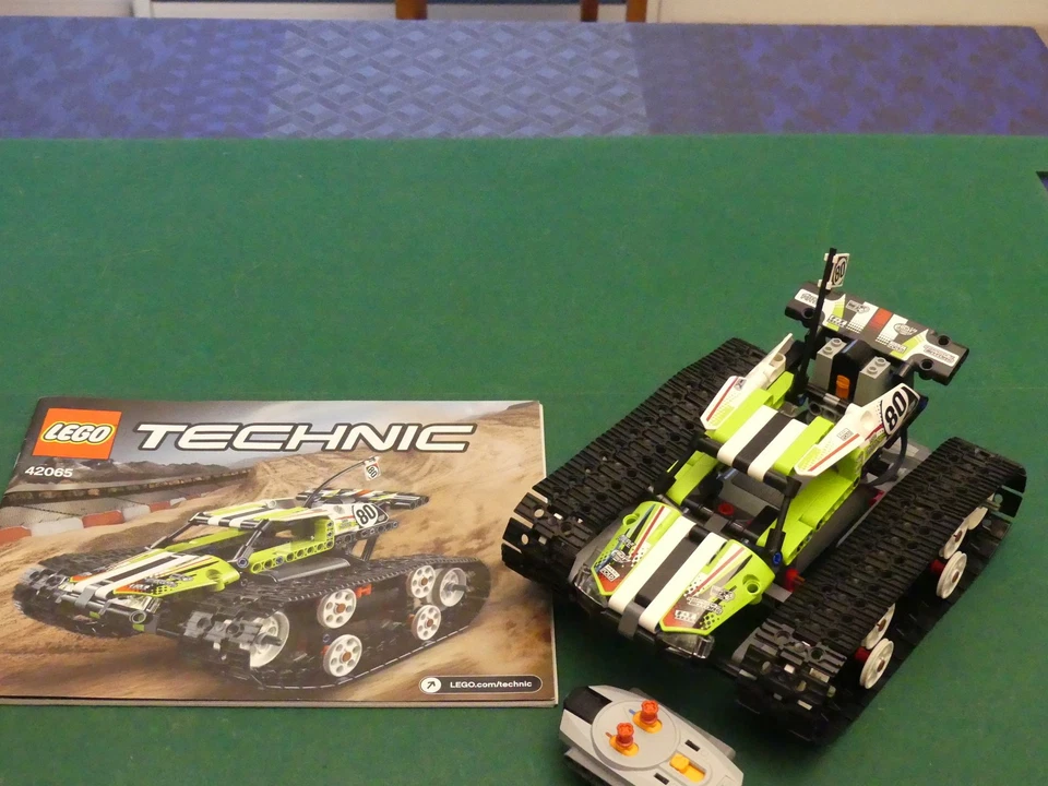 LEGO Technic 42065 RC Tracked Racer, photo 1 sur 3