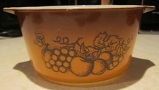 Pyrex 1 Quart Brown Fruit Old Orchard #473 Casoral dish with handles