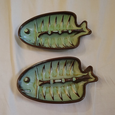 Lot of 2 frankoma fishbone ashtrays in prairie green 