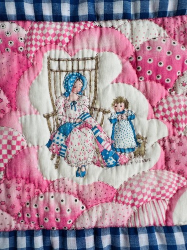 Vintage Hollie Hobbie Quilt Patchwork Print rosa blau Handarbeit Ösenborte 56x42 - Bild 8 von 13