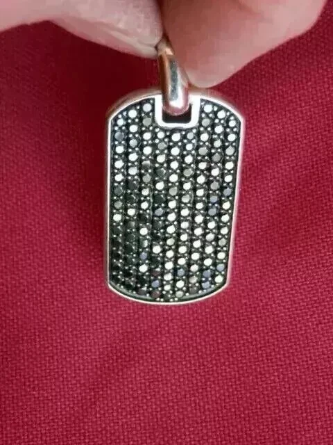 Colgante de plata de ley 925 con etiqueta de perro de diamante negro creado en laboratorio de corte redondo de 2 quilates para hombre Foto 2 de 4