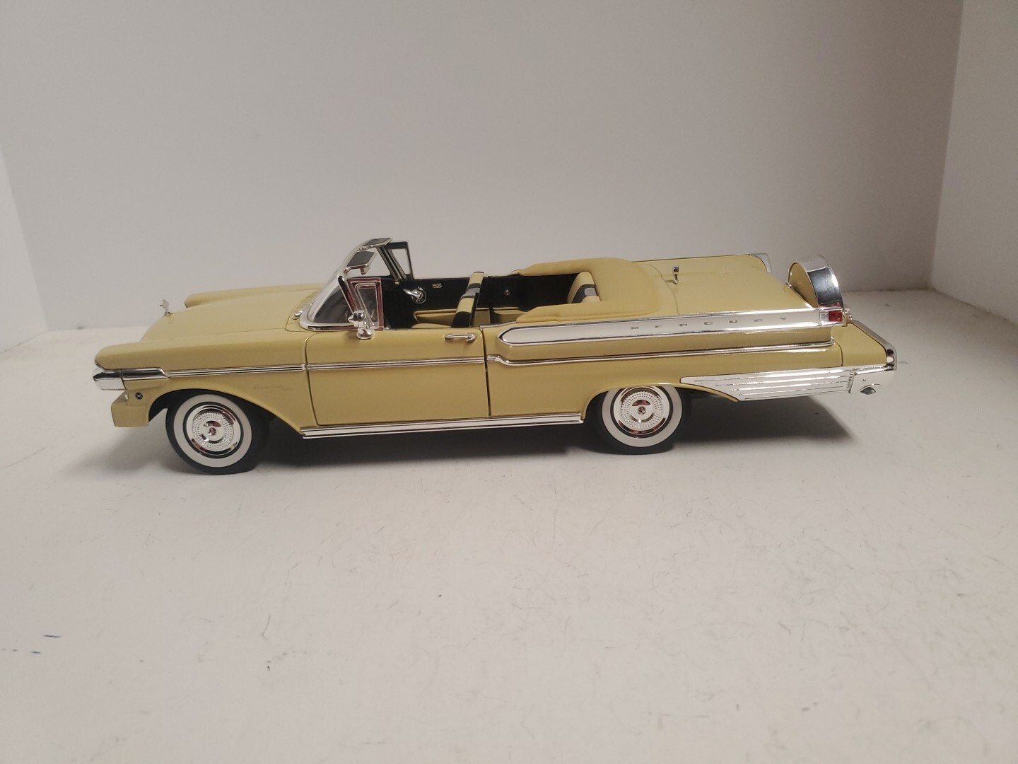 Road Signature 1957 Mercury Turnpike Cruiser, 1/18, Tan Loose No