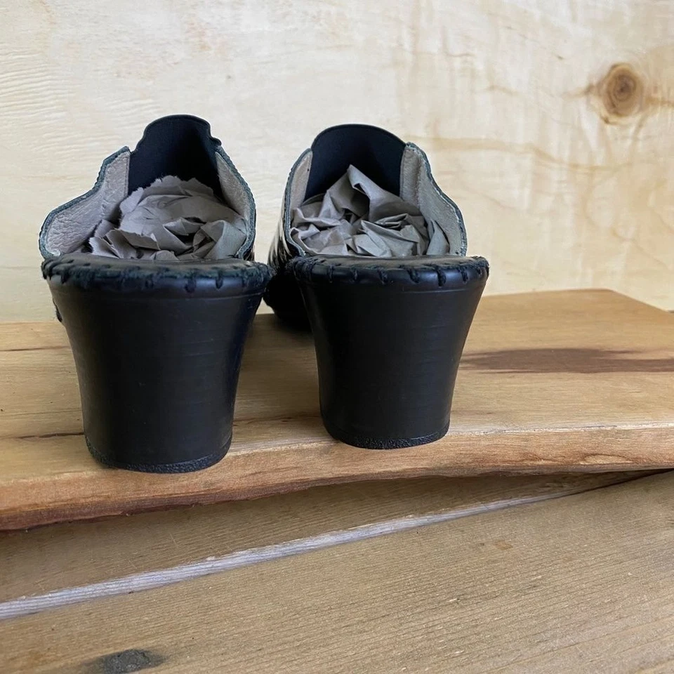 Zapatos sin cordones La Plume de charol negro con patrón de cocodrilo Foto 3 de 4