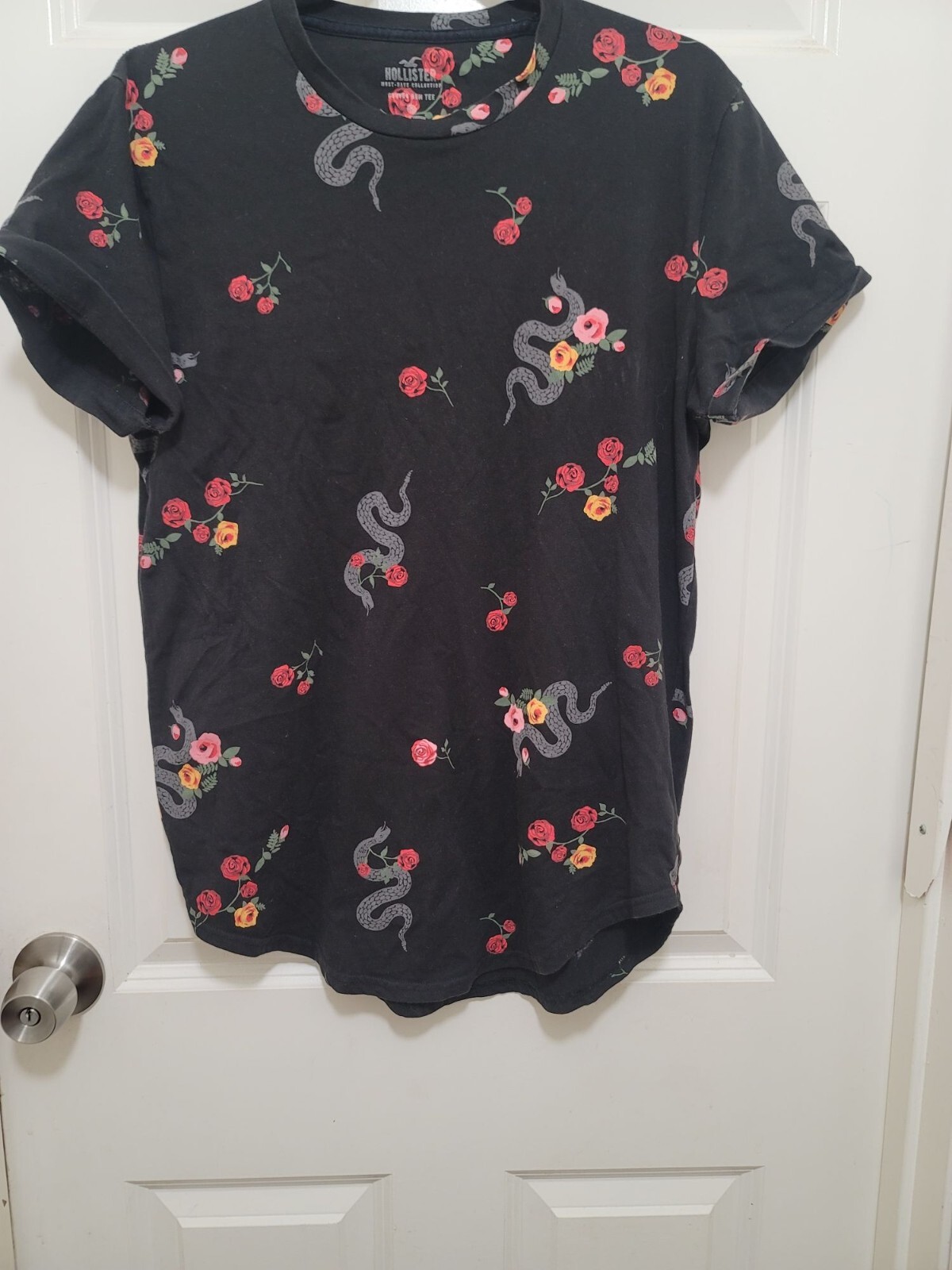 Hollister Must-Have Collection Black Floral & Snake Graphic Crewneck T-Shirt Siz