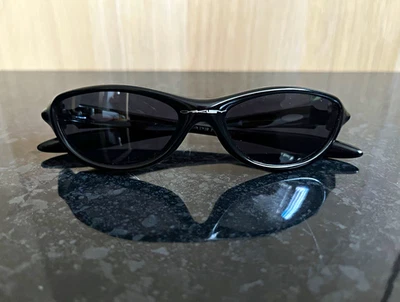 Lente gris Oakley Frogskins Fate marco negro pulido excelente estado - Imagen 1 de 4