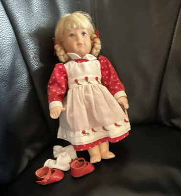 Käthe Kruse Mädchen Stoff/Textil blond Zöpfe blaue Augen rotes Kleid Schuhe 2003