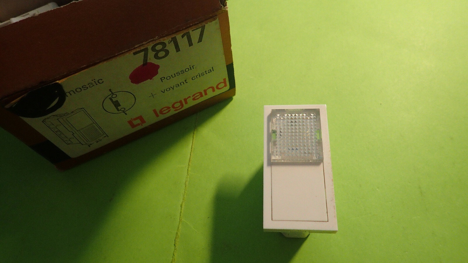 Poussoir Legrand Mosaic 78117 blanc avec voyant témoin pour appareillage