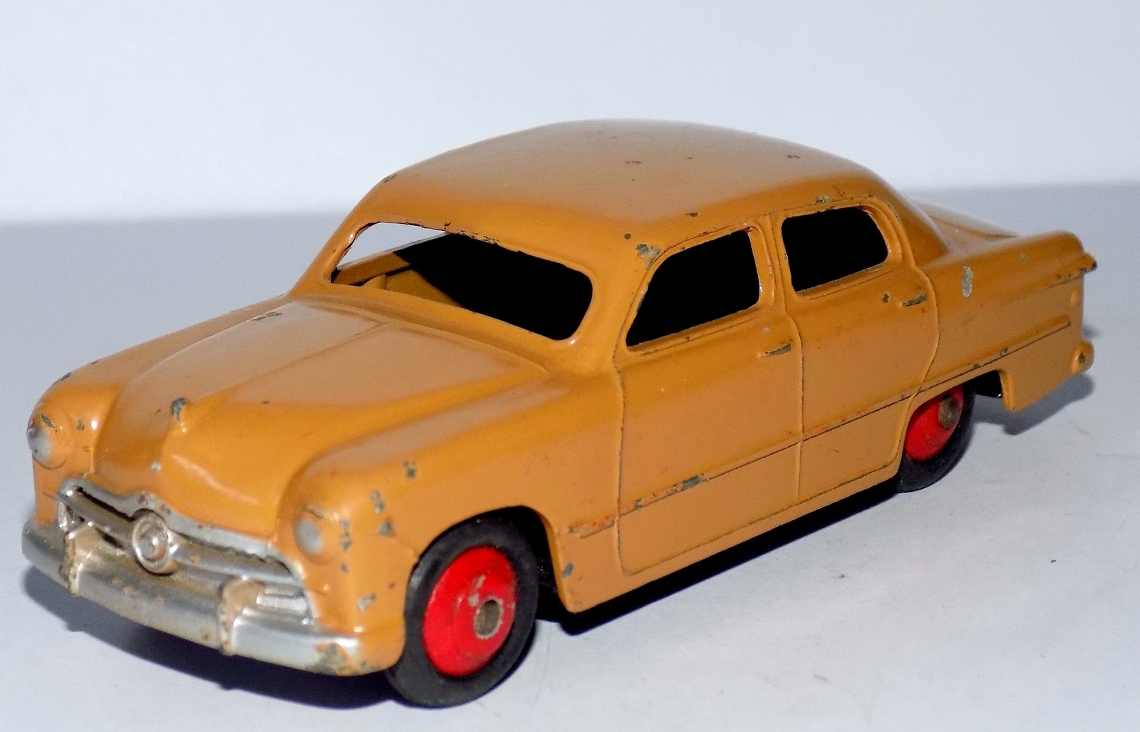 Dinky Toys No.139a Ford Fordor Sedan Car (1949-53). Original Tan Paint.