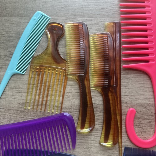 23 Vintage Hair Accessories Lot Combs, Pins, Teasers – Unbranded, Mixed Styles - Picture 4 of 10