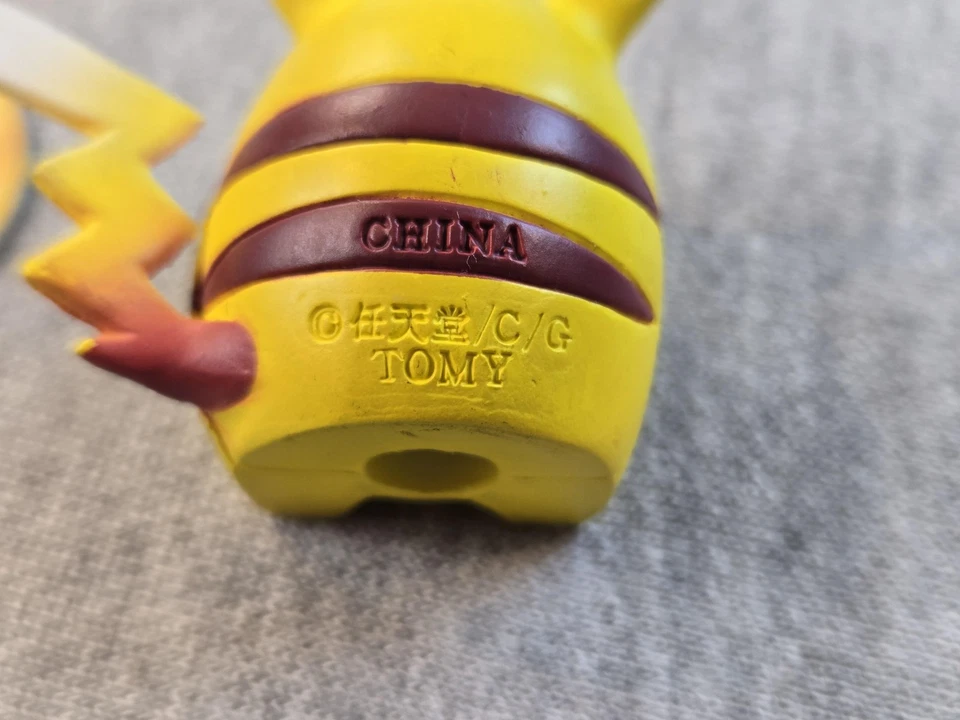 Figura de colección Pokemon Pikachu Tomy 2000 con ficha Pog juguete coleccionable Nintendo Foto 4 de 4