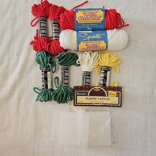 Lotto Quadrati Tela Plastica e Filato Spinrite Needloft Rosso Bianco Verde Giallo