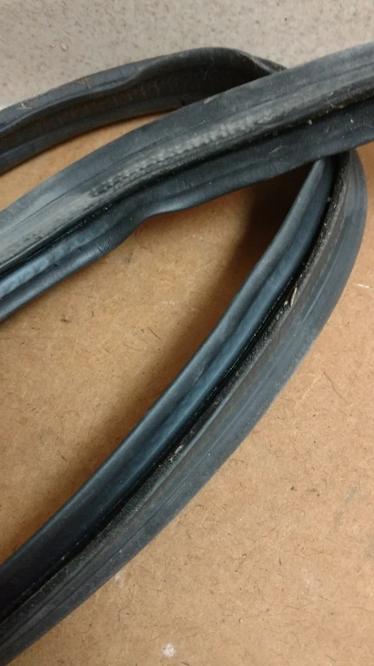 1999 年 Oldsmobile Alero Trunk Lid Weaterstrip — 第 3/3 张图片