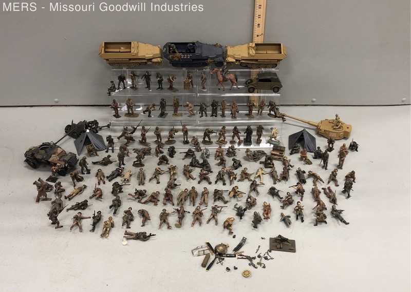 WWII Military Action Figure & Vehicle Lot Mixed Soldiers Tanks Approx 110 Pieces