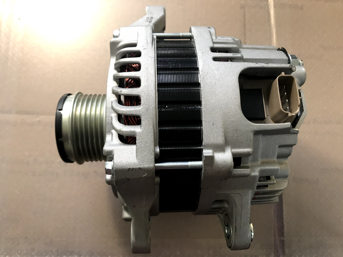 Alternator NO32211008 ALT11376 11376 (With some breakage on the 