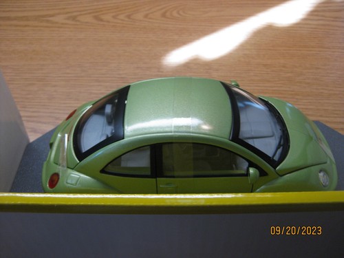 1/18 1999 VOLKSWAGEN VW NEW BEETLE IN METALLIC GREEN BY MATCHBOX #0910G1 - Picture 7 of 15
