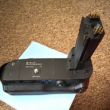 Vello BG-C7 Battery Grip for Canon EOS 5D Mark III Shutter Release Black