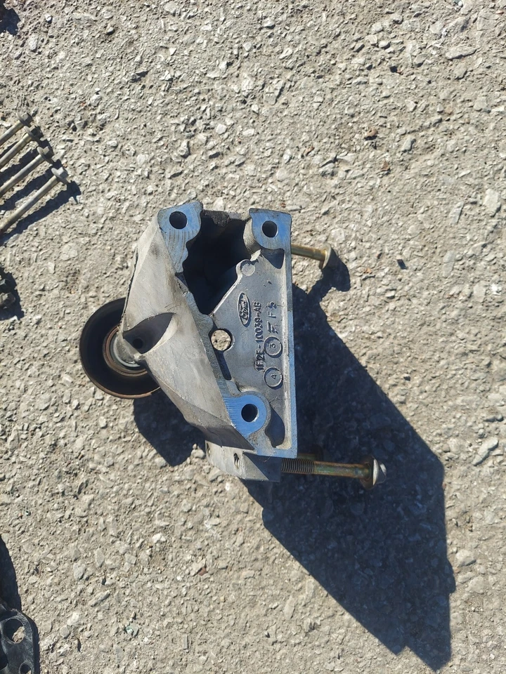 Soporte alternador Ford Windstar 3,8 L 1F2E-10039-AB Foto 3 de 4