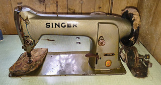 Vintage SINGER 331K4 Industrial Sewing Machine In Need Of Restoration.