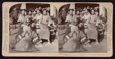 Photo:Peking China 1900 Manchu Women London Mission Head Dress