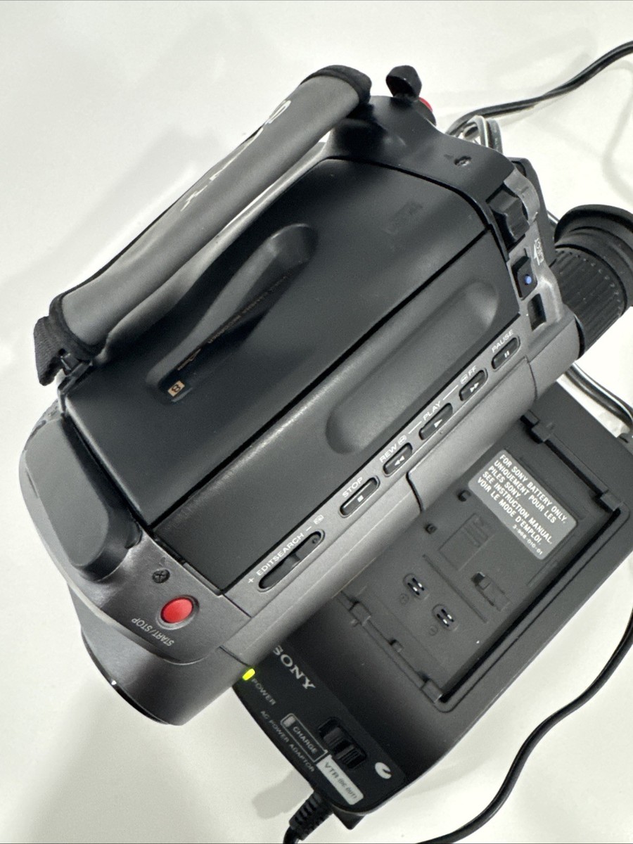 Sony Handycam Vision CCD-TRV22 Video 8 8mm Camcorder 26X Digital
