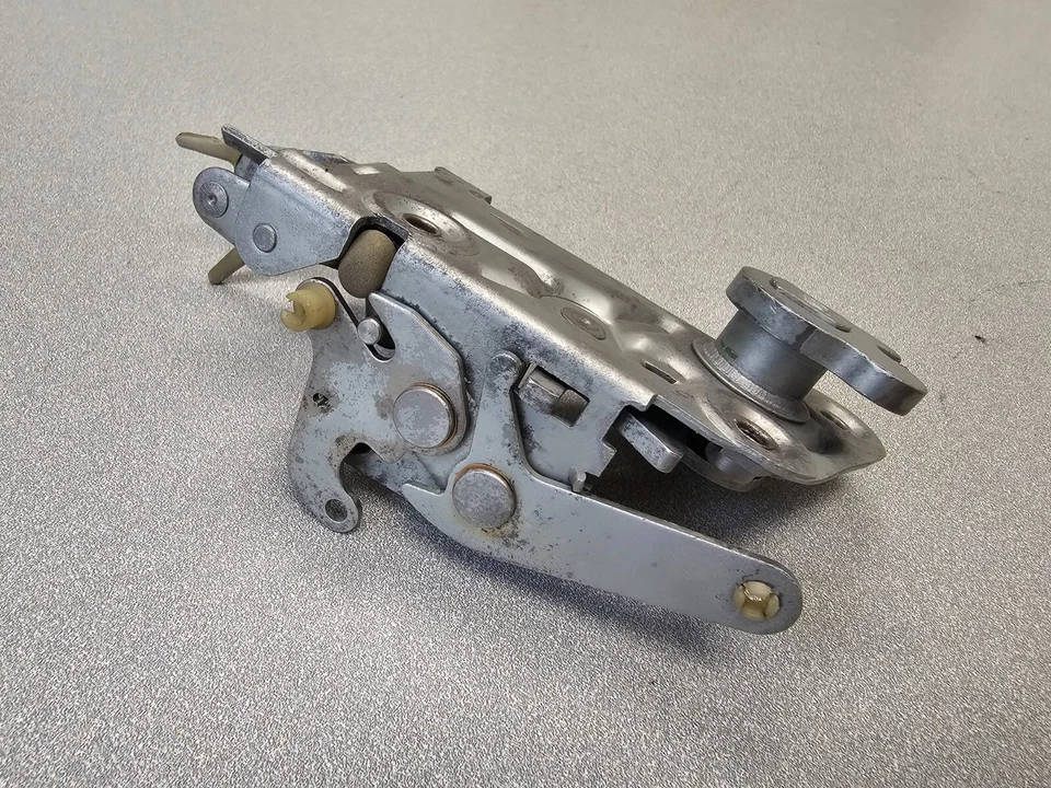 VERY NICE ORIGINAL GENUINE PORSCHE 911 930 PASSENGER DOOR LATCH ASSEMBLY 11/73 - Image 2 of 4