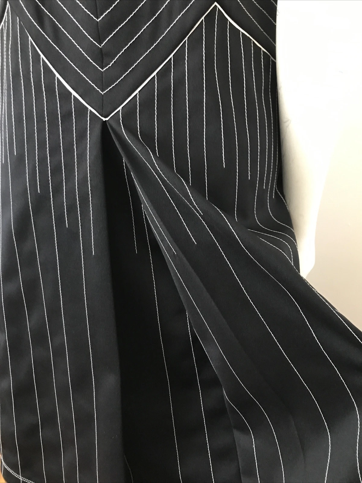 Abito in jersey senza maniche Valentino con cuciture a contrasto in perfette condizioni taglia 10