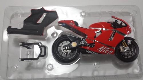 Casey Stoner. Ducati Desmo16 GP7. Desmosedici MotoGP 2007. Minichamps 1/12 - Picture 3 of 11