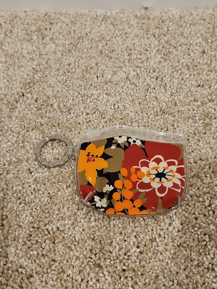 Monedero con llavero de plástico con cremallera Vera Bradley para mujer Foto 3 de 4