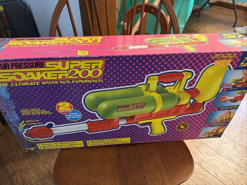 New In BOX  Super Soaker 200 with strap Vintage 1990 Water Gun