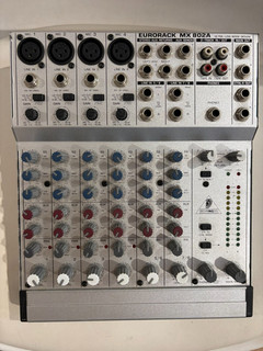 Mezclador de 8 canales Behringer Eurorack MX 802A (sin adaptador de corriente) funciona