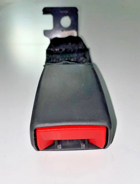 2015-2020 ПОДЛИННАЯ ПРЯЖКА ЗАДНЕГО РЕМНЯ БЕЗОПАСНОСТИ GM, НОВАЯ ОРИГИНАЛЬНАЯ ДЕТАЛЬ, НОМЕР ДЕТАЛИ 19352651 - Изображение 2 из 4